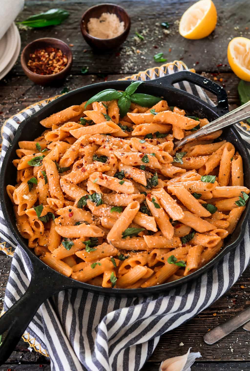 Creamy Roasted Red Pepper Pasta - Vegan Huggs