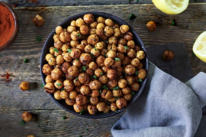 https://veganhuggs.com/wp-content/uploads/2018/03/smoky-air-fried-chickpeas-3.jpg