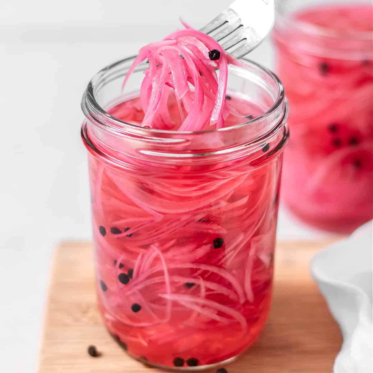 https://veganhuggs.com/wp-content/uploads/2023/07/jarred-quick-pickled-red-onion.jpg